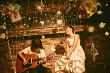 左から岡愛子（G）、永原真夏。（撮影：Uwabo Koudai）