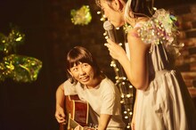 左から岡愛子（G）、永原真夏。（撮影：Uwabo Koudai）