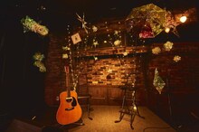 「永原真夏 配信ワンマンライブ HOME GIRL 特別編『太陽の宝石』」会場の装飾。（撮影：Uwabo Koudai）