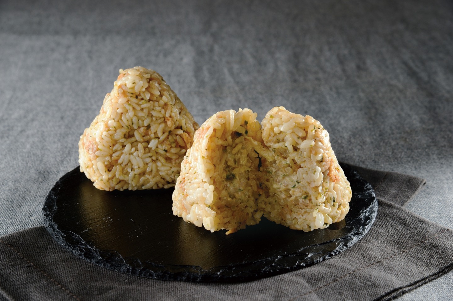 「聖飢魔II×悪魔のおにぎり広島風お好み焼きごはん -悪魔の故郷味-」商品画像