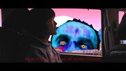 Mom「Old Friend(waste of time)」ミュージックビデオのワンシーン。