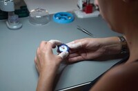 「Withings Move イルカのイルカくん」組み立て中の様子。