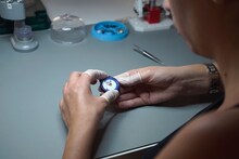 「Withings Move イルカのイルカくん」組み立て中の様子。