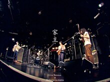 家主「Live Session at Shibuya La.mama」のワンシーン。