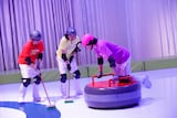 人間カーリングに挑戦するカーリングシトーンズ。(撮影:平野タカシ)