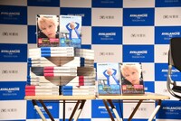 ステージに積み上げられた手越祐也「AVALANCHE ～雪崩～」。