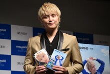 「AVALANCHE ～雪崩～」を持った手越祐也。