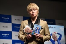 「AVALANCHE ～雪崩～」を持った手越祐也。