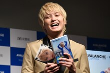 「AVALANCHE ～雪崩～」を手に笑顔を見せる手越祐也。