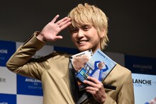 報道陣からの“テイッ!!!”のポーズのリクエストに応える手越祐也。