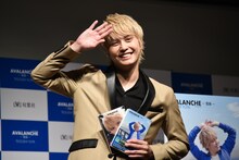 無言で“テイッ!!!”のポーズを披露する手越祐也。