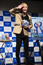 「テイッ!!!」と発声しながらポーズを披露する手越祐也。