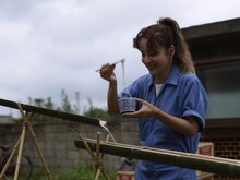 FNCY「みんなの夏」MVのワンシーン。