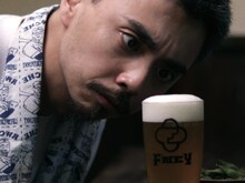 FNCY「みんなの夏」MVのワンシーン。