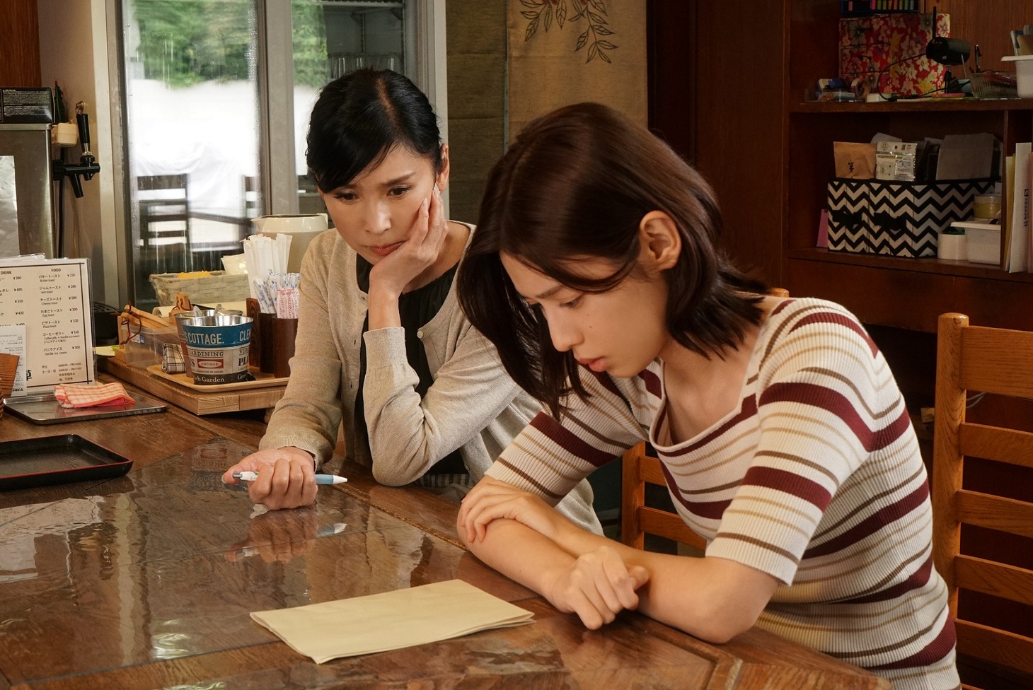 左から黒木瞳演じる小野田歌子、白石聖演じる小野田詩弦。 (c)東海テレビ