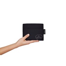 「唄うコイズミさん×NOTABAG コラボレーションバッグ」を折りたたんだビジュアル。