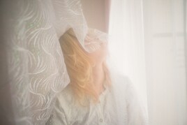 西片梨帆「黒いエレキ」MV公開、海辺や新宿の街中で大人への憧れ歌う