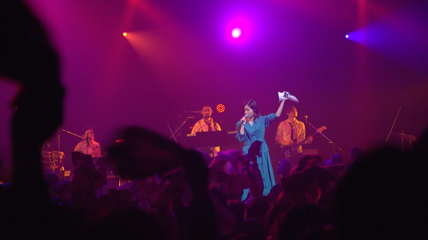 杏沙子「花火の魔法」ライブ映像のワンシーン。