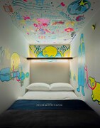 野元喬文（yonawo）がペイントしたThe Millennials Fukuokaの宿泊ユニット。
