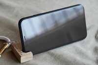 KUSUNOKIキーホルダーはスマートフォンスタンドとしても使用できる。
