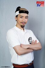 ちょんまげ姿のTAKA（CUBERS）。 (c)2020 戦国炒飯 TV」の記