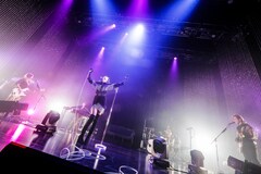 女王蜂“蜂の日”無観客配信ライブ、臨場感あふれる演出で全国のファン魅了