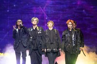 「The End For Beginning」を披露する超特急。