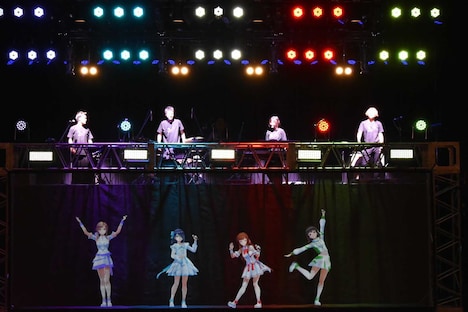 えのぐとバンドメンバー。