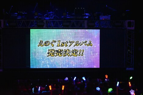 スクリーンに映し出された1stアルバム発売決定の知らせ。