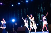 「私、ただ恋をしている」を歌う東京女子流。