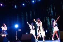 「私、ただ恋をしている」を歌う東京女子流。