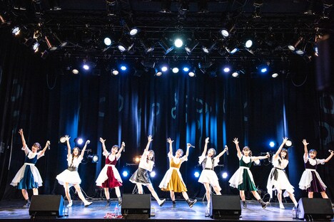 「おんなじキモチ」を歌う東京女子流×たこやきレインボー。