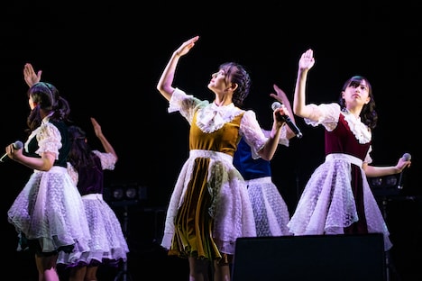 「鼓動の秘密」を歌うたこやきレインボー。