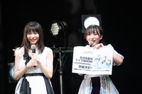 トークを進行する庄司芽生（左）と告知する堀くるみ（右）。