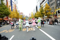 2005年に秋葉原の歩行者天国でパフォーマンスするFICE。