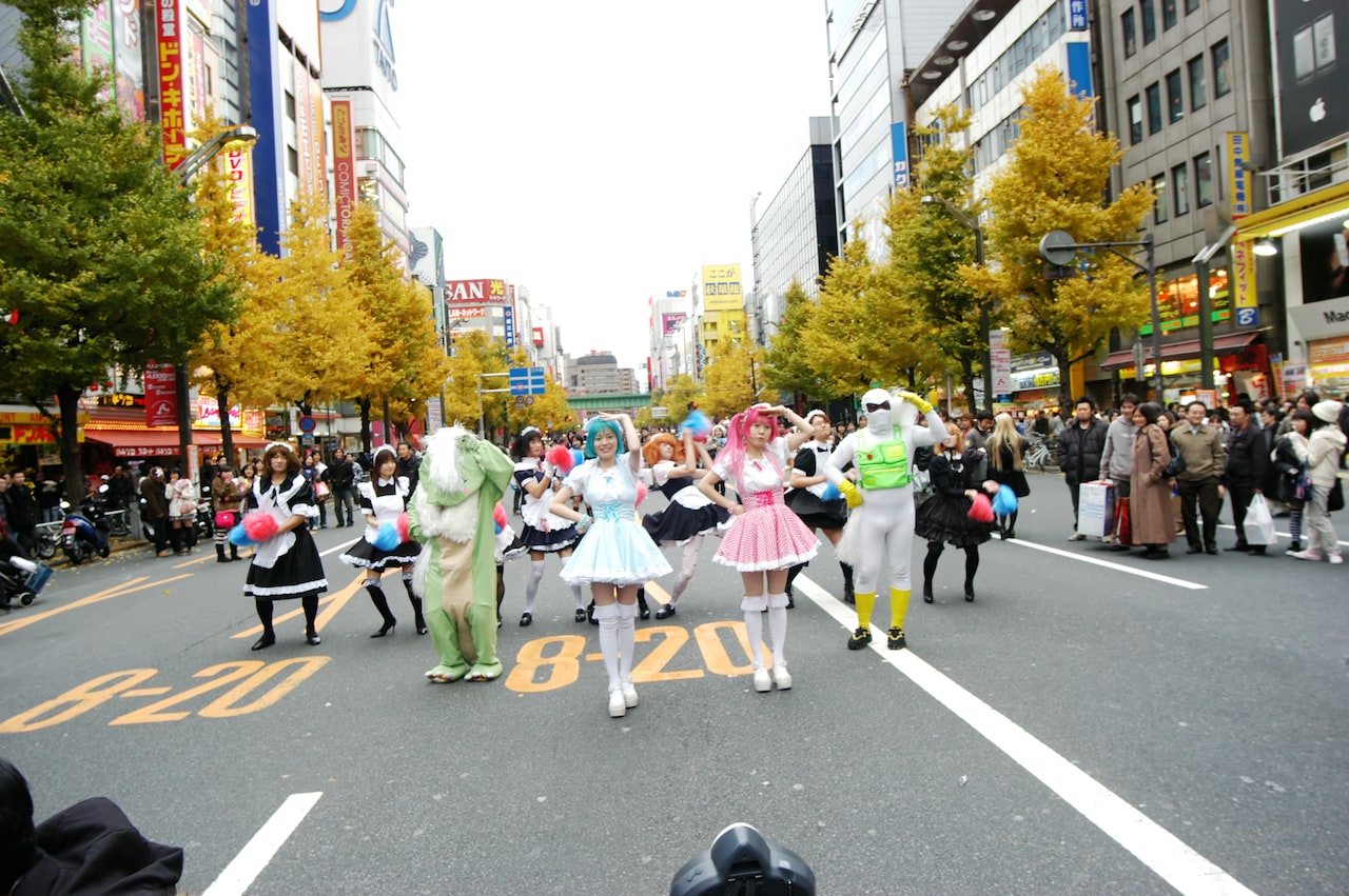 2005年に秋葉原の歩行者天国でパフォーマンスするFICE。