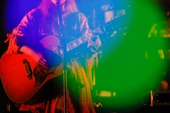 コレサワ、ホームパーティのようなムードで届けた3部構成の無観客ライブ