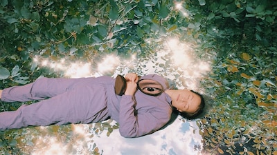 セン・モリモト「Deep Down ft. AAAMYYY」ミュージックビデオより。