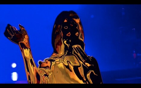 「karma(Miii-Remix)」パフォーマンス時の配信画面。