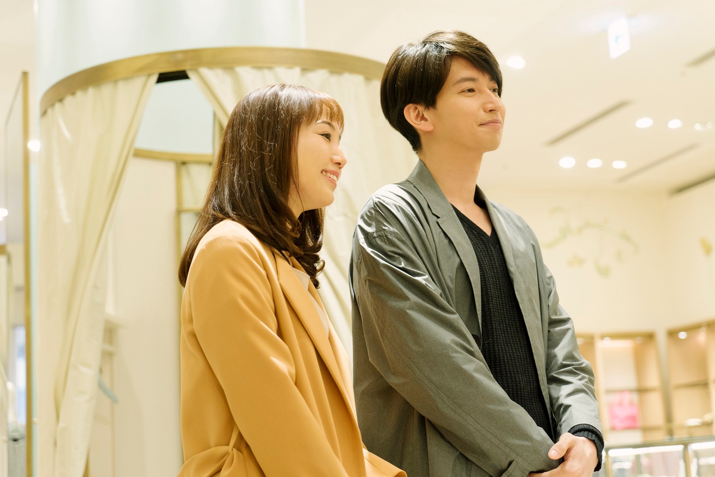 左から咲妃みゆ演じる大伴知佳子、大倉忠義演じる大伴恭一。(c)水城せとな・小学館／映画「窮鼠はチーズの夢を見る」製作委員会