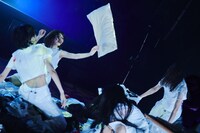 「karma（Miii-Remix）」のパフォーマンスの様子。（撮影：稲垣謙一）