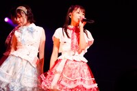 左から宮内凛、松下玲緒菜。（撮影：イシハラタイチ）