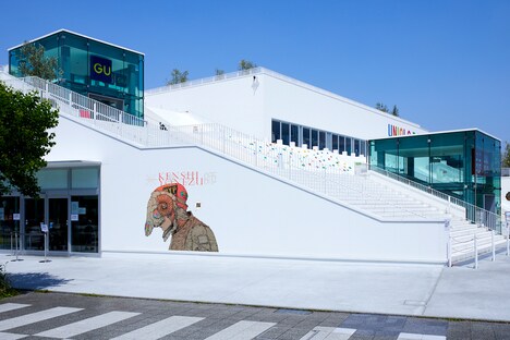 米津玄師ラッピングが施された神奈川・ユニクロUNIQLO PARK 横浜ベイサイド店。