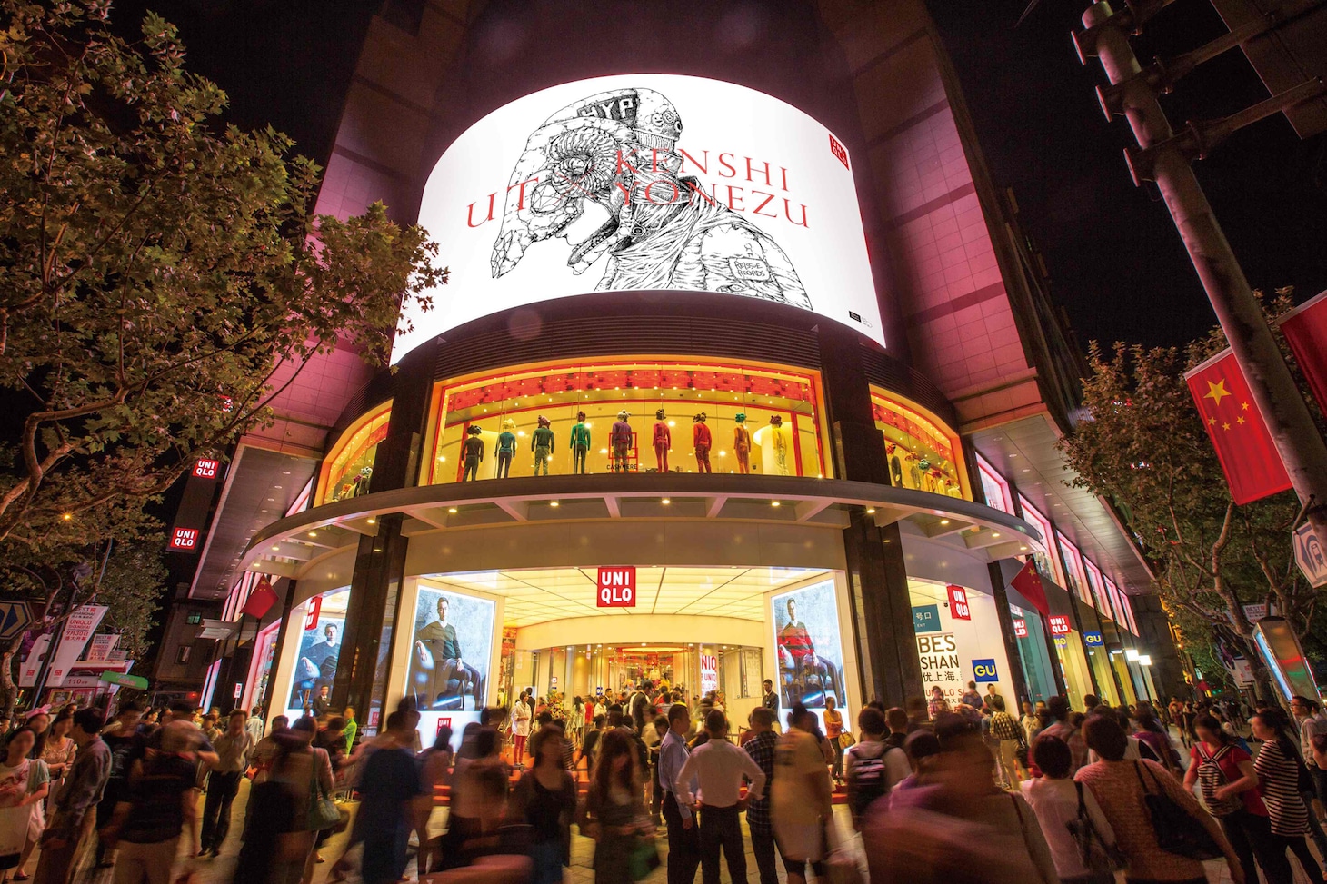 UT×米津玄師の映像がモニターで放映中の中国・ユニクロ上海店。
