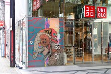 米津玄師ラッピングが施された大阪・ユニクロ心斎橋店。