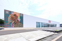 米津玄師ラッピングが施された宮城・ユニクロ仙台泉店。