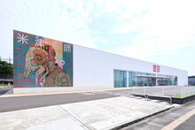 米津玄師ラッピングが施された宮城・ユニクロ仙台泉店。