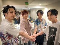 円陣を組むNatural Lag。