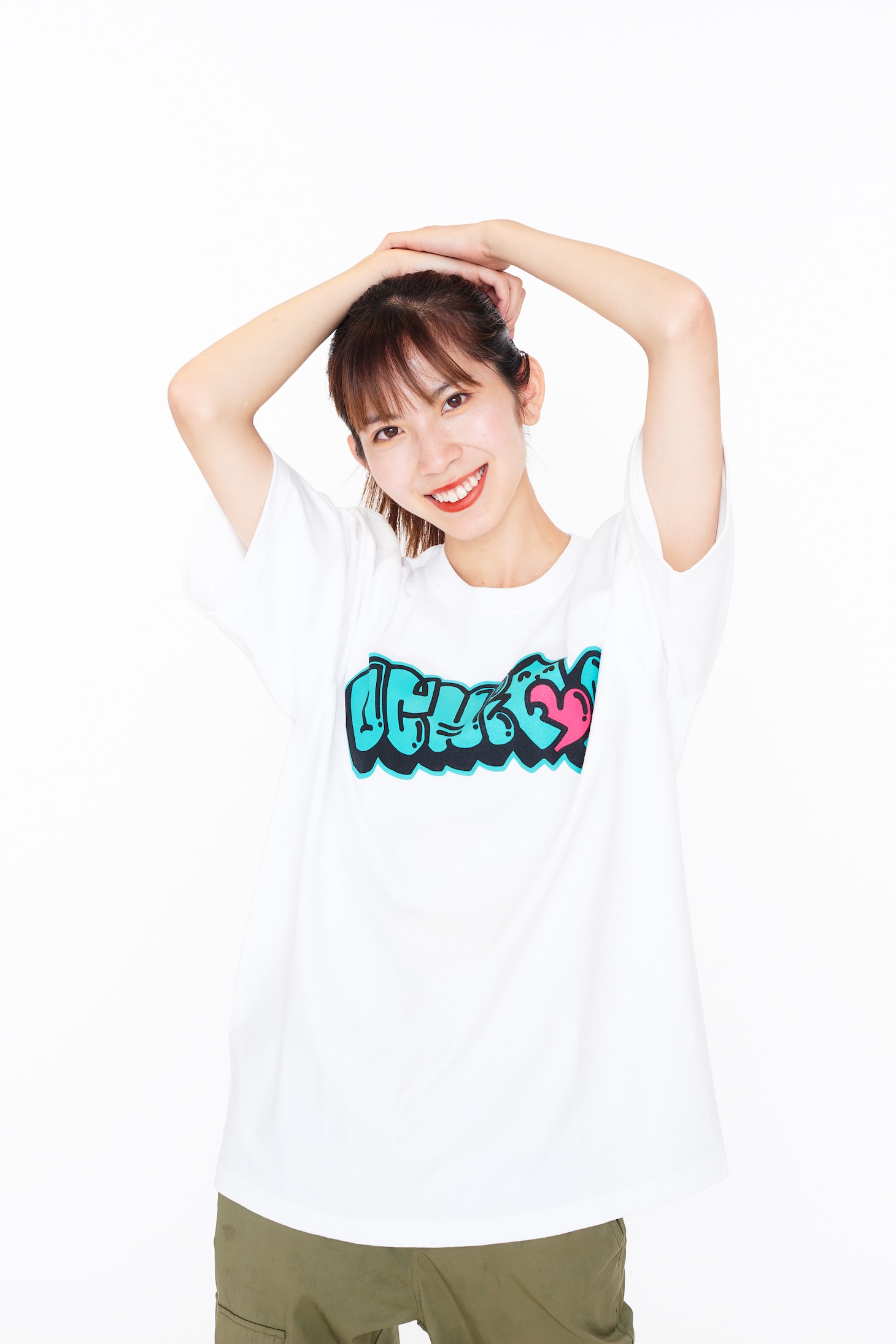 オリジナルTシャツを着用したReichi