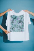 向井太一「Supplement」オフィシャルグッズのTシャツ。